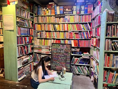 Gallery - Nhà sách Mão: Thiên đường sách cổ giữa lòng Hà Nội